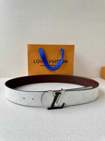 4.0宽 Lv Dimension Monogram H Ritage 双面腰带拼接素净皮革和 Monogram 涂层帆布 呈现经典设计的崭新演绎 品牌元素焕现 - 点击图像关闭