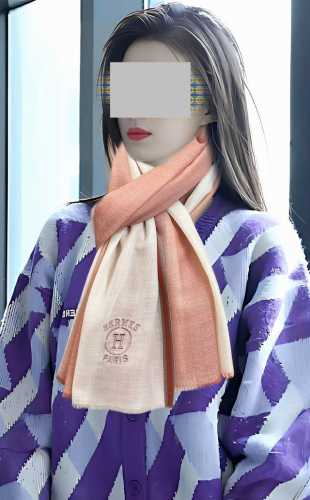 新款2620爱马士太美了 万众瞩目经典版到货最优质的年轻设计师推出的最新概念搭配调色纱染再色织交织在一起形成新款格型这款经历漫长等待耗时3个月之久才完成面料围巾
