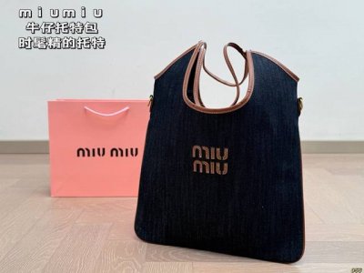 配盒 缪缪 Miumiu牛仔托特包 时髦精的托特 见到实物不得不感叹火有它火的道理 超实用的好嘛！！ 尺寸35 29