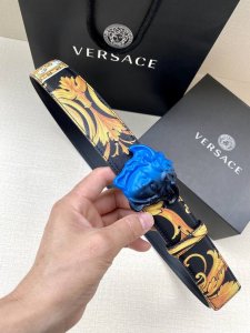 宽度4.0Cm 范思哲 此款粒面牛皮革腰带饰有一枚彩色3D美杜莎腰带扣和代表不断演进的gold Hibiscus印花 用芙蓉花对往季的barocco印花加以重新