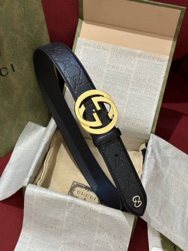 特 Gucci Signature皮革腰带一侧为Gucci Signature皮革，反面一侧为单色皮革。配以互扣式双G带扣，带身尾部装饰有小双G五金 3.8厘米