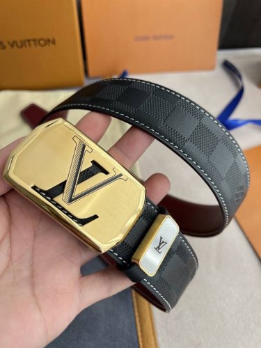 品名： Lv..路易..威登腰带皮带原单 型号：挂扣，经典纯钢材质挂扣，头层牛皮，图片实物拍摄 材料：头层牛皮，挂扣系列，纯钢材质扣头，钯镀电镀工艺永不掉色。原