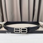 Alenciaga Bb 窄版腰带 这款bb 版腰带来自balenci设计细节，正面扣、打孔式细节3.0Cm 男女均可佩戴