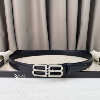Alenciaga Bb 窄版腰带 这款bb 版腰带来自balenci设计细节，正面扣、打孔式细节3.0Cm 男女均可佩戴