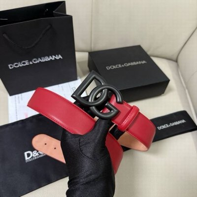 Dg宽4.0Cm 杜嘉班纳 新款 Devotion 系列 Lux 皮革腰带，点缀手工打造的徽标爱心珠宝金属合金搭扣，镶嵌珍珠装饰。扣下方设有点扣无镍搭扣与配件