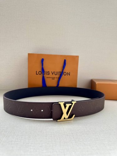 特 4.0宽 Lv Shadow 腰带拥有 Monogram Shadow 皮革的经典风尚和素面皮革的内敛格调，再为 Lv 搭扣描绘双层扣 以摩登笔触焕新男士衣
