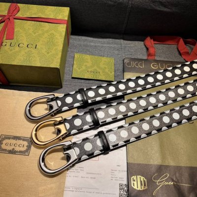 特 古奇 ，宽4.0Cm， 进口小牛皮，新款 呼应《古驰爱的进行曲》系列秀场的意趣和俏皮格调。这款黑色和白色皮革腰带饰有通体波点印花。闪亮金色调g搭扣低调致敬品