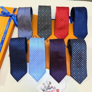 男士领带系列 L标识花纹领带 ，稀有Monogram Classic领带将经典路易威登风格与精细做工有机结合。斑点提花纹理背景衬映Monogram印花，设计细腻