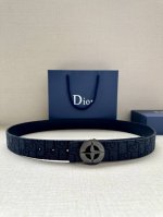 宽度3.5Cm 这款不锈钢金属腰带扣来自 Dior And Stone Island 限定系列，突显联名系列标志，Stone Island 的经典星星与 Dio