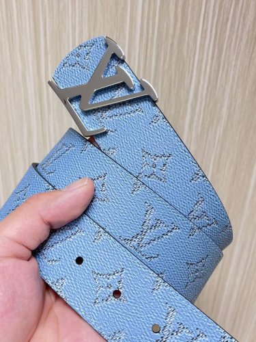 Lv 新款，4.0宽 双面腰带是对经典风格的最新诠释，现在以向House代码致敬的纹理装饰。带扣是一对首字母缩写，在泥土色调的调色板上闪闪发光：表带一侧是纯色皮