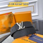 Lv Dimension 双面腰带将创意传承与华美街头风范共冶一炉，彰显创意总监 Pharrell Williams 的时尚远见。Monogram 帆布铺陈外层