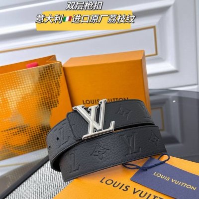 Lv Dimension 双面腰带将创意传承与华美街头风范共冶一炉，彰显创意总监 Pharrell Williams 的时尚远见。Monogram 帆布铺陈外层
