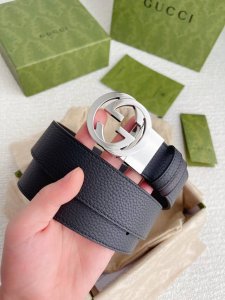 高端品質，實物拍攝 特 配全套禮盒 古馳：專櫃品質雙面頭層牛皮,可雙面使用.旋轉雙G純銅五金扣。金屬配件深受品牌輝煌的70年代經典設計所影響，得以重新詮釋。
