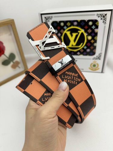 品名：Lv..路易..威登原单 材质：原单牛皮腰带 百分百头层牛皮腰带保证真皮，24K纯钢扣，专柜原单品质、做工精细，时尚大牌，送人自用首选 包装： 请认准如图
