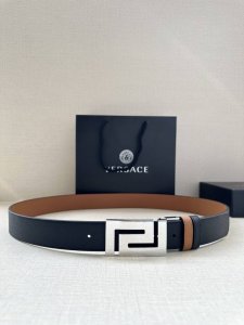 宽度3.5Cm Versace 范思哲两面手掌纹此款柔软的皮带饰有一个几何形状的希腊回纹别扣，既时尚又优雅