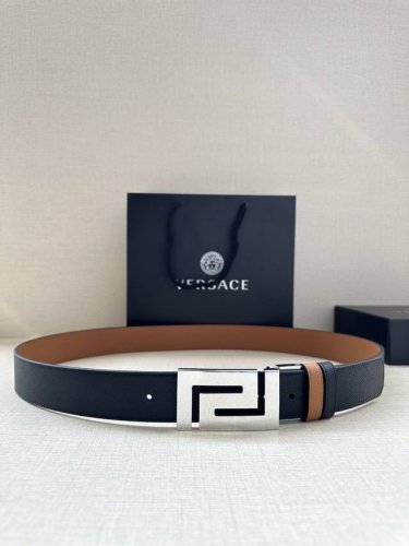 宽度3.5Cm Versace 范思哲两面手掌纹此款柔软的皮带饰有一个几何形状的希腊回纹别扣，既时尚又优雅