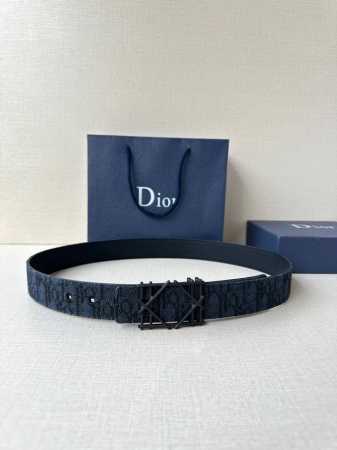 Dior 宽度3.5Cm 这款不锈钢金属腰带扣、是季节男装系列新品，展现 Dior 经典的藤格纹图案。可与各式35毫米腰带搭配，彰显经典风格。 - 点击图像关闭