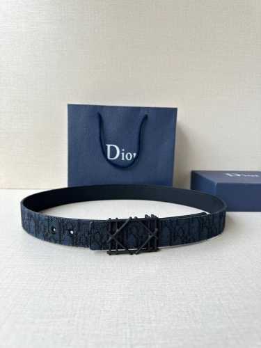 Dior 宽度3.5Cm 这款不锈钢金属腰带扣、是季节男装系列新品，展现 Dior 经典的藤格纹图案。可与各式35毫米腰带搭配，彰显经典风格。