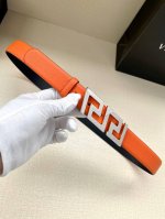 Versace宽度3.0Cm 此款腰带由优质皮革制成，饰有La Greca彰显个性设计。该铆钉腰带饰有La Greca五金搭扣配件，打造Versace造型。