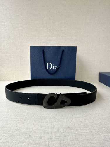 宽度3.5Cm Dior 这款黑色哑光涂漆饰面 不锈钢腰带扣是春季男装系列新品，展示 Cd30 标志，灵感源自 B30 运动鞋。可与各式 35 毫米腰带搭配，提
