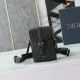 编号:2Htca544Yky_H03E 这款竖版翻盖信使包是二零二五夏季男装系列新品，现代时尚的设计充分突显 Dior 的高订风格，提升Dior Hit The