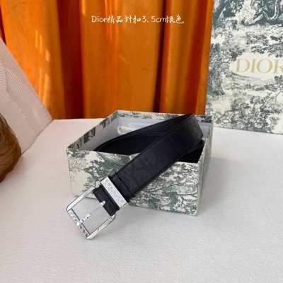 Dior迪奥腰带刺绣字母工艺搭配黑色粒面牛皮革里料，金属覆层黄铜腰带扣设计，镌刻有“Dior”标志，巧妙地提升格调，宽3.5Cm