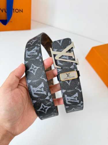 品名： Lv..路易..威登腰带皮带原单 型号：挂扣，经典纯钢材质挂扣，头层牛皮，图片实物拍摄 材料：头层牛皮，挂扣系列，纯钢材质扣头，钯镀电镀工艺永不掉色。原