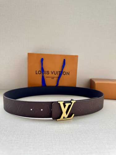特 4.0宽 Lv Shadow 腰带拥有 Monogram Shadow 皮革的经典风尚和素面皮革的内敛格调，再为 Lv 搭扣描绘双层扣 以摩登笔触焕新男士衣