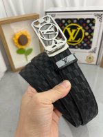 品名：Lv..路易..威登自动带 材质：原单牛皮腰带 百分百头层牛皮腰带保证真皮，24K纯钢扣，专柜原单品质、做工精细，时尚大牌，送人自用首选 包装： 请认准如