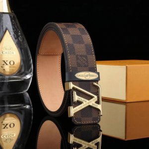 高端品质，实物拍摄 批￥ 配全套包装 品牌：Lv海外原单 扣头材质：精品实心钢扣 带身材质正面：40Mm宽度采用双面进口原版皮腰带，真空电镀五金扣头实物拍摄一等