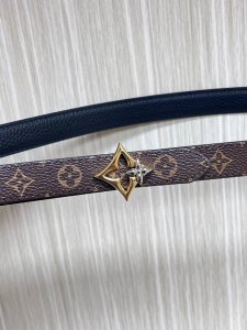 2.0宽，当季新款，双面腰带一面进口牛皮，另一面进口帆布印花，搭配精品四心口，做工精细，实物实拍，是女神的必备之一。