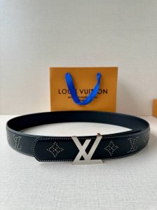 这款尺寸为4.0宽的Lv皮带采用光滑皮革制成，饰有饰钉，形成了房子的花押字。它的特点是具有老化效果的Lv尺寸环和沿边缘的明显接缝。这些细节赋予了该模型复杂的西方