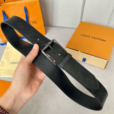 特 寬：40mm 驢家新品 Nigo新品限量版 专柜有售新品男士系列 雙面原廠純黑色小牛皮 面压有品牌花紋 针扣款式设计搭扣 雙面用 两种佩戴方式潮男必备款！