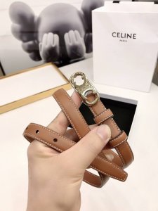 赛林Celine腰带选用珍贵奢华皮革精制而成，均为天然皮革，金色金属Triomphe 配领扣带扣，1.8Cm宽，