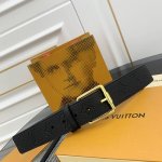 宽度 4.0Cm Citizen 双面腰带以 Monogram Eclipse 帆布和 Taurillon 皮革成就两式风尚，再以耀目针式搭扣和钩扣开合烘托俊朗