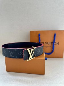 4.0宽 Lv Broken 双面腰带令 Lv 字母搭扣呈现锯齿状边缘，与腰带的边染色彩互为映衬。Monogram 图案帆布和牛皮革提供两式格调