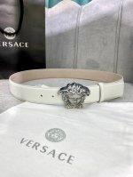 宽度4.0Cm Versace 范思哲此款柔软的皮带饰3D美杜莎腰带扣，可搭配正装或休闲牛仔装。