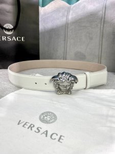 宽度4.0Cm Versace 范思哲此款柔软的皮带饰3D美杜莎腰带扣，可搭配正装或休闲牛仔装。