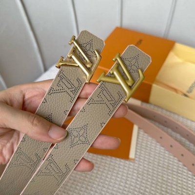 寬：30Mm 驢家新品 特別限定女士腰帶 寬度3Cm 雙面可用 進口原廠小牛皮飾有鏤空花工藝 經典字母搭扣 精緻優雅