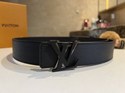 特 Lv Shake 40毫米双面腰带全新加入男士服饰系列，以微微倾斜的lv Shake搭扣为经典设计注入灵动气息，释放青春活力的同时见证精湛工艺。双面设计，腰