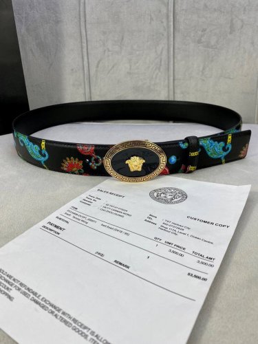 特 宽度4.0Cm Versace 范思哲 此款palazzo腰带采用牛皮革面料制作，并饰有le Pop Classique图案印花和标志性的椭圆美杜莎五金配件