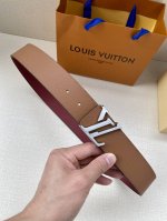 特P210 Initiales 40 毫米双面腰带是 男装系列的配饰。Taga 皮革触感柔软，与另一面的 Monogram 帆布碰撞色彩。同色 Lv 字母以抛光