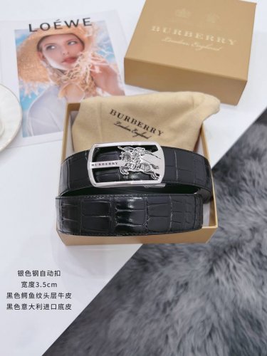 特 巴宝莉 不锈钢自动扣腰带 宽度3.5Cm 品质款式，高档 耐用。进口头层仿真鳄鱼肚皮纹，可以媲美真鳄鱼，耐用性 纹路都极像。底皮：意大利进口牛皮，纯正进口保