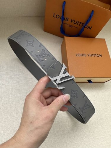 特 P190 Lv 4.0宽 可逆带可以在两种方式。表带的一侧采用Monogram Shadow皮革打造标志性外观，另一侧则采用素色皮革打造低调效果。银色漆包条
