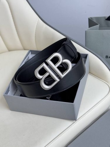 巴黎世家 Balenciaga 宽度4.0Cm 是法国的奢侈品牌，作为时尚界最具影响力品牌之一的地位。设计师源于：都市时尚潮流独特的设计风格，采用进口小牛皮制作