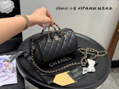 礼盒包装 Chanel香奈儿25P保龄球包枕头包 #包包不重样香奈儿黑配白边波士顿25P保龄球6波士顿还是灰常舒适耐造，行情非常明显受众人喜欢小皮+可拆卸链条深