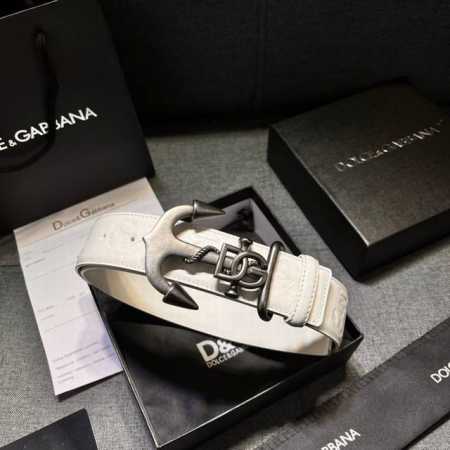 Dolce&Gabbana 全新软质小牛皮腰带，缀以个性化徽标搭扣。小牛皮腰带，搭配徽标装饰搭扣: 腰带宽度：40 Mm 镀钌金属搭扣 意大利制造 带面:牛皮革 - 点击图像关闭