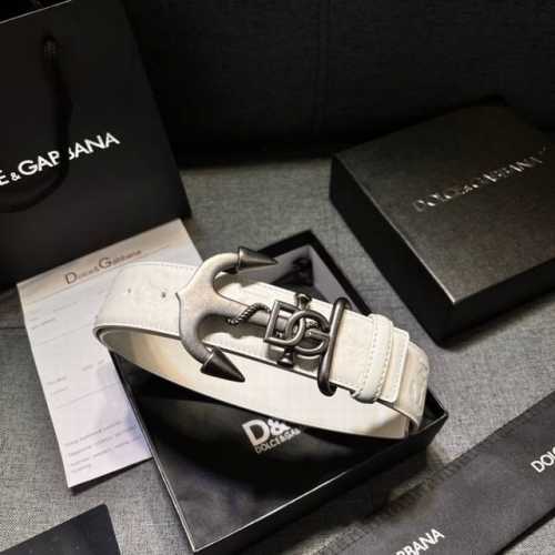 Dolce&Gabbana 全新软质小牛皮腰带，缀以个性化徽标搭扣。小牛皮腰带，搭配徽标装饰搭扣: 腰带宽度：40 Mm 镀钌金属搭扣 意大利制造 带面:牛皮革