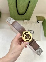 宽度4.0Cm Gucci 这款腰带在品牌系列中惊艳亮相，采用以经典颜色 乌木色组合呈现的品牌双g字母交织图案，与选用头层牛皮材质相得益彰。双色五金效果，突显时