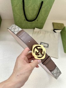 宽度4.0Cm Gucci 这款腰带在品牌系列中惊艳亮相，采用以经典颜色 乌木色组合呈现的品牌双g字母交织图案，与选用头层牛皮材质相得益彰。双色五金效果，突显时